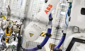 abb-robot-in-cleon-plant-april-2022-picture-renault-group_sf9d9817f3c1f463c09537ff0000433538